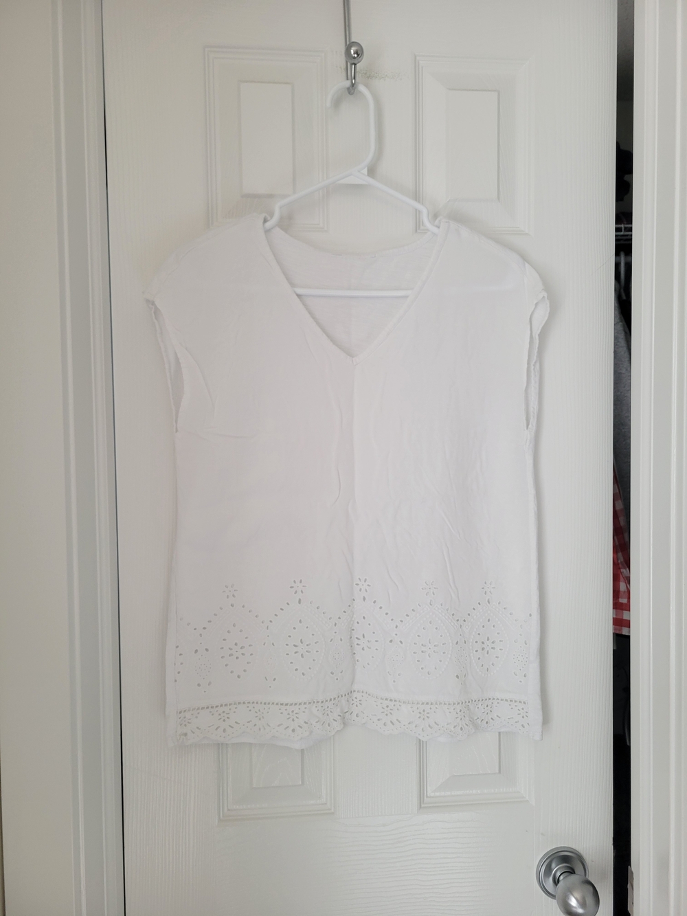 Women’s White Eyelet V-Neck Sleeveless Top Size S